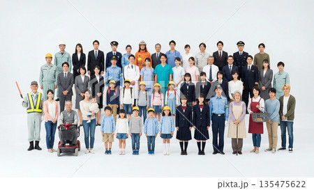 多様な職業の日本人 老若男女の集合写真　大人数　複数 135475622