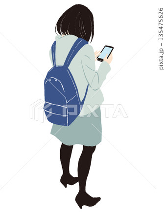 スマホを持つ女性の後ろ姿 135475626