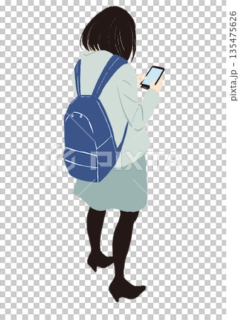 スマホを持つ女性の後ろ姿 135475626