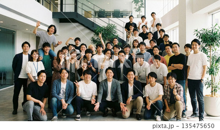 IT企業・スタートアップで働く若い世代の男女集合写真 IT企業・スタートアップで働く若い世代の男女集合写真 135475650
