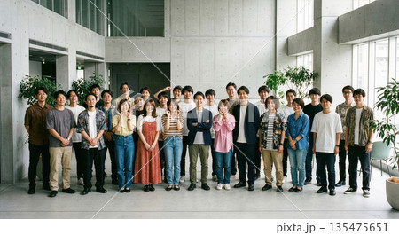 IT企業・スタートアップで働く若い世代の男女集合写真 IT企業・スタートアップで働く若い世代の男女集合写真 135475651