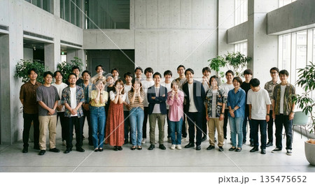 IT企業・スタートアップで働く若い世代の男女集合写真 135475652