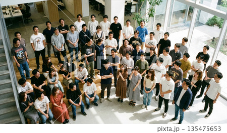 IT企業・スタートアップで働く若い世代の男女集合写真 135475653