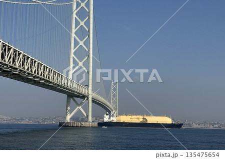 明石海峡大橋を通過する巨大LNGガス運搬船　遠望 135475654