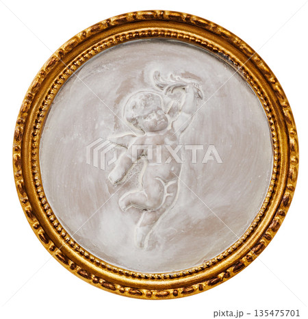 天使（キューピッド）のレリーフが施された円形の額縁 アンティーク調オーナメント 切り抜き素材 135475701