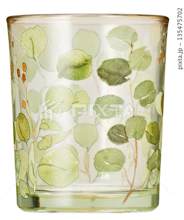 ユーカリの葉がデザインされた淡いグリーンのグラス タンブラー 切り抜き素材 135475702