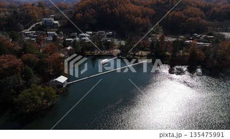 紅葉の松原湖(空撮) - 長野県南佐久郡小海町,日本 紅葉の松原湖(空撮) - 長野県南佐久郡小海町,日本 135475991