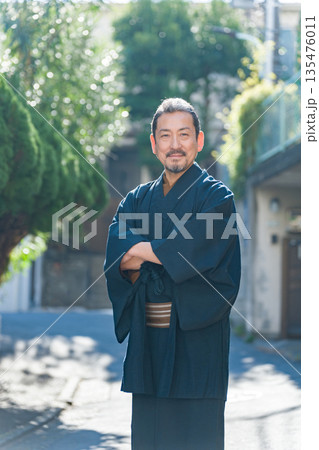 日本の着物姿の中高年男性 135476011
