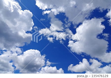 青空と白い雲 青空と白い雲 135476129
