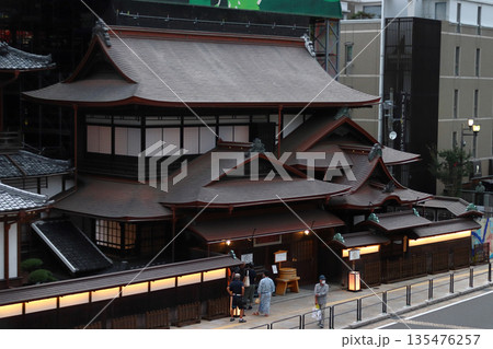 保存修理工事の道後温泉本館と又新殿(2022年:愛媛県松山市) 保存修理工事の道後温泉本館と又新殿(2022年:愛媛県松山市) 135476257