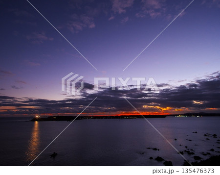 初冬の菅崎園地から安乗埼に沈む夕日を望む 135476373