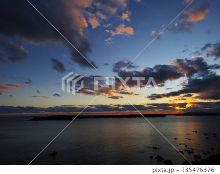 初冬の菅崎園地から安乗埼に沈む夕日を望む 初冬の菅崎園地から安乗埼に沈む夕日を望む 135476376