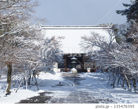 雪の仁和寺 135476395