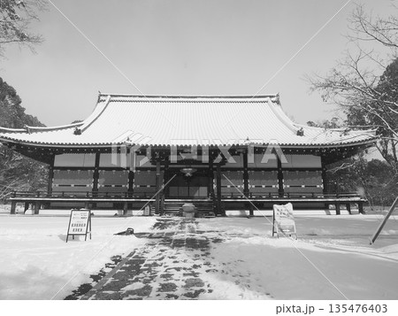 雪の仁和寺 135476403