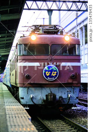 博多駅に停車中の寝台特急「なは」（JR九州） 135476435