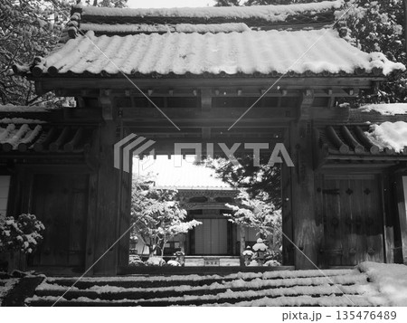 京都槙尾　西明寺冬景色 135476489