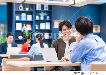 オフィスで働く若いエンジニア 135476499