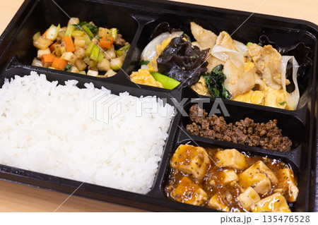 美味しい中華弁当、豚肉とキクラゲの卵炒め、麻婆豆腐など付き 美味しい中華弁当、豚肉とキクラゲの卵炒め、麻婆豆腐など付き 135476528