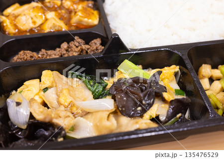 美味しい中華弁当、豚肉とキクラゲの卵炒め、麻婆豆腐など付き 美味しい中華弁当、豚肉とキクラゲの卵炒め、麻婆豆腐など付き 135476529