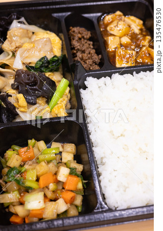 美味しい中華弁当、豚肉とキクラゲの卵炒め、麻婆豆腐など付き 135476530