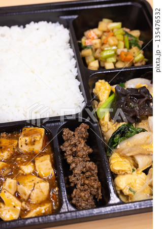 美味しい中華弁当、豚肉とキクラゲの卵炒め、麻婆豆腐など付き 美味しい中華弁当、豚肉とキクラゲの卵炒め、麻婆豆腐など付き 135476532