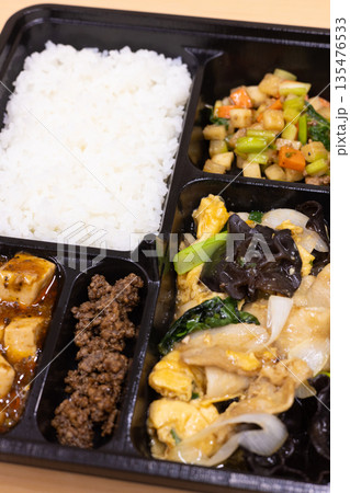 美味しい中華弁当、豚肉とキクラゲの卵炒め、麻婆豆腐など付き 135476533