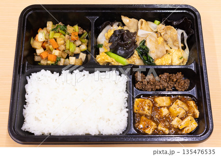 美味しい中華弁当、豚肉とキクラゲの卵炒め、麻婆豆腐など付き 135476535