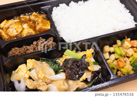 美味しい中華弁当、豚肉とキクラゲの卵炒め、麻婆豆腐など付き 美味しい中華弁当、豚肉とキクラゲの卵炒め、麻婆豆腐など付き 135476538