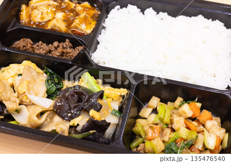 美味しい中華弁当、豚肉とキクラゲの卵炒め、麻婆豆腐など付き 美味しい中華弁当、豚肉とキクラゲの卵炒め、麻婆豆腐など付き 135476540