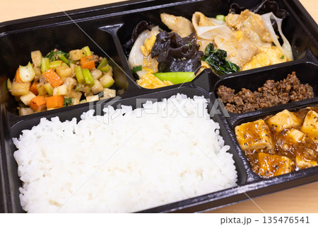 美味しい中華弁当、豚肉とキクラゲの卵炒め、麻婆豆腐など付き 135476541