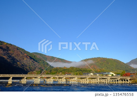 秋晴れの渡月橋の風景 秋晴れの渡月橋の風景 135476558
