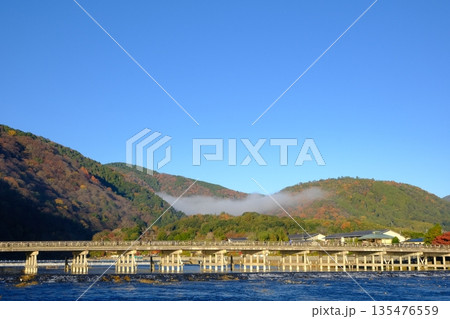秋晴れの渡月橋の風景 秋晴れの渡月橋の風景 135476559