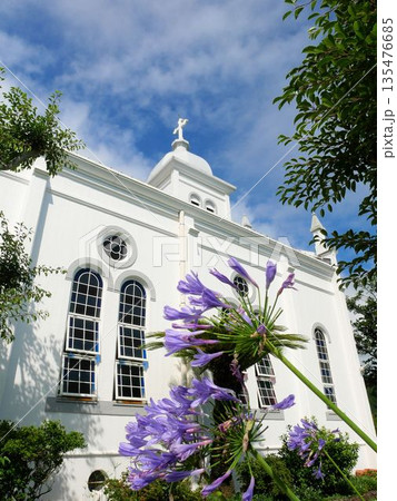 夏の大江天主堂と花　（熊本県天草市） 135476685