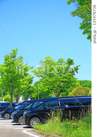 愛知県豊田市、多くの車で賑わう鞍ヶ池パーキングエリアの風景 135476736