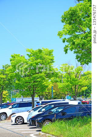 愛知県豊田市、多くの車で賑わう鞍ヶ池パーキングエリアの風景 135476737