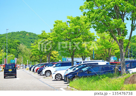 愛知県豊田市、多くの車で賑わう鞍ヶ池パーキングエリアの風景 135476738