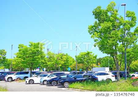 愛知県豊田市、多くの車で賑わう鞍ヶ池パーキングエリアの風景 135476740