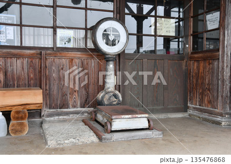 若桜鉄道の隼駅のHOKUTOW天秤ばかり_01 135476868