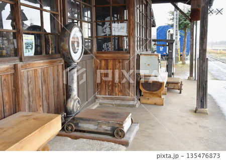 若桜鉄道の隼駅のHOKUTOW天秤ばかり_06 135476873