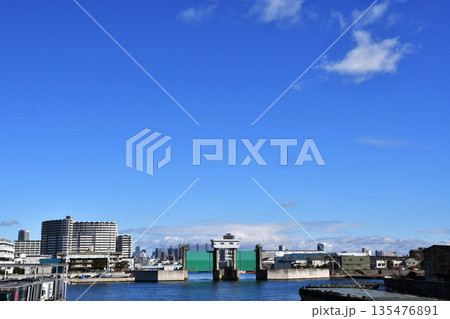 天保山運河の水門_02 135476891