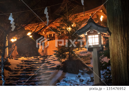 松明を持ち真山神社の山を歩く なまはげ達 男鹿半島 柴灯祭り 松明を持ち真山神社の山を歩く なまはげ達 男鹿半島 柴灯祭り 135476952