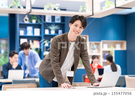 オフィスで働く若いエンジニア オフィスで働く若いエンジニア 135477056
