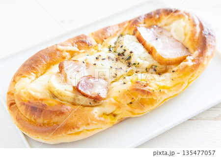 おいしいベーコンチーズパン おいしいベーコンチーズパン 135477057
