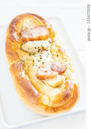 おいしいベーコンチーズパン 135477058