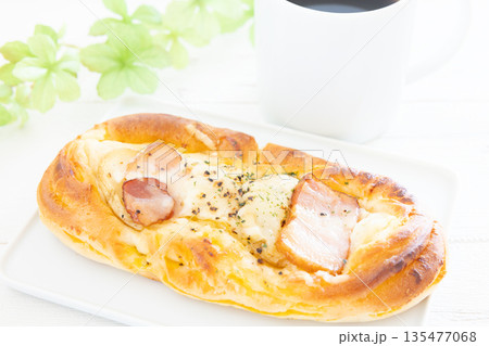 おいしいモーニングのベーコンチーズパンとコーヒー 135477068