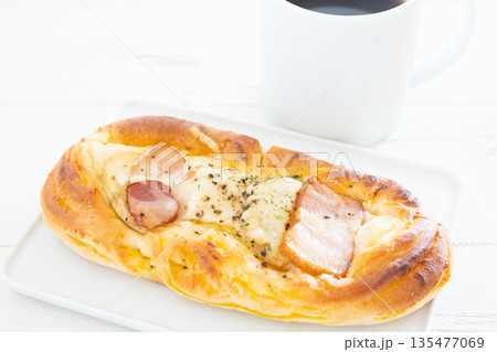 おいしいモーニングのベーコンチーズパンとコーヒー 135477069
