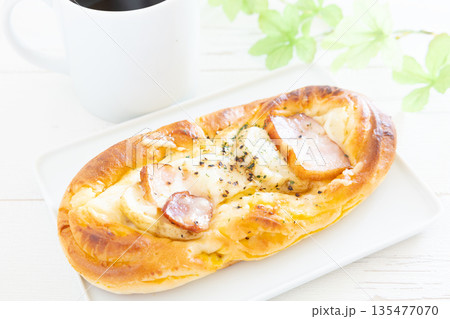 おいしいモーニングのベーコンチーズパンとコーヒー おいしいモーニングのベーコンチーズパンとコーヒー 135477070