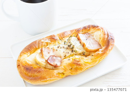おいしいモーニングのベーコンチーズパンとコーヒー おいしいモーニングのベーコンチーズパンとコーヒー 135477071