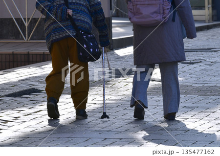 日本の横浜都市景観段差…高齢化社会　杖の高齢女性　あまり足が上がらない…歩道にも危険が潜んでいる… 135477162