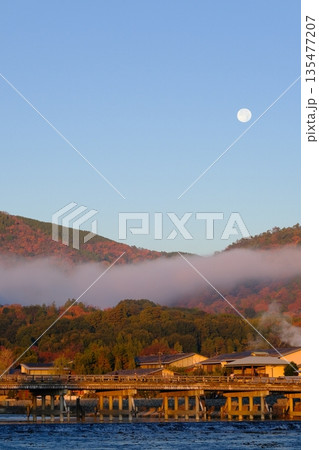 満月と渡月橋 135477207